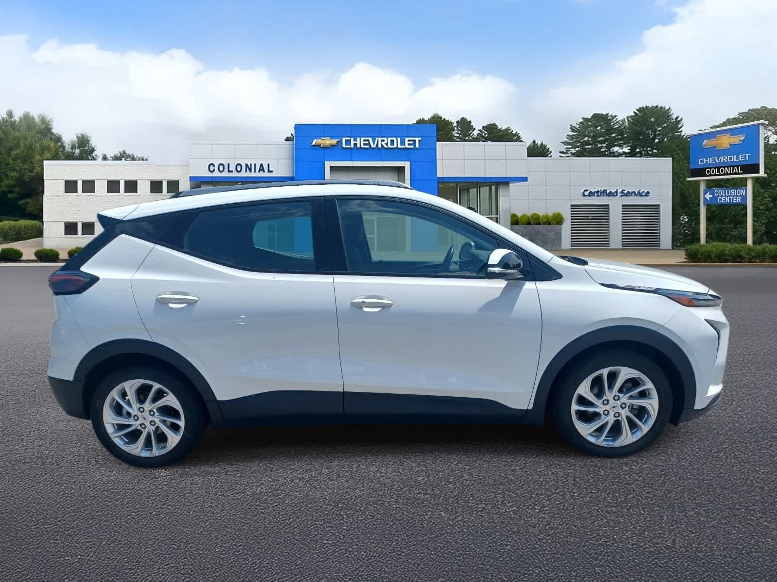 Used 2023 Chevrolet Bolt EUV LT w/ Comfort Package FWD image 3