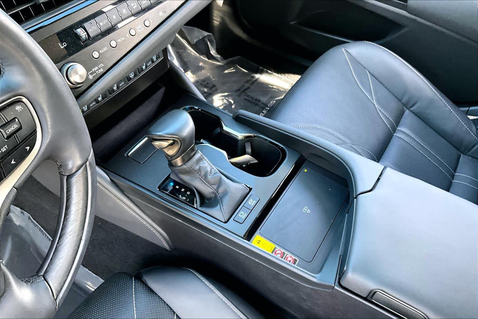 Used 2024 Lexus ES 300h w/ Luxury Package FWD image 16