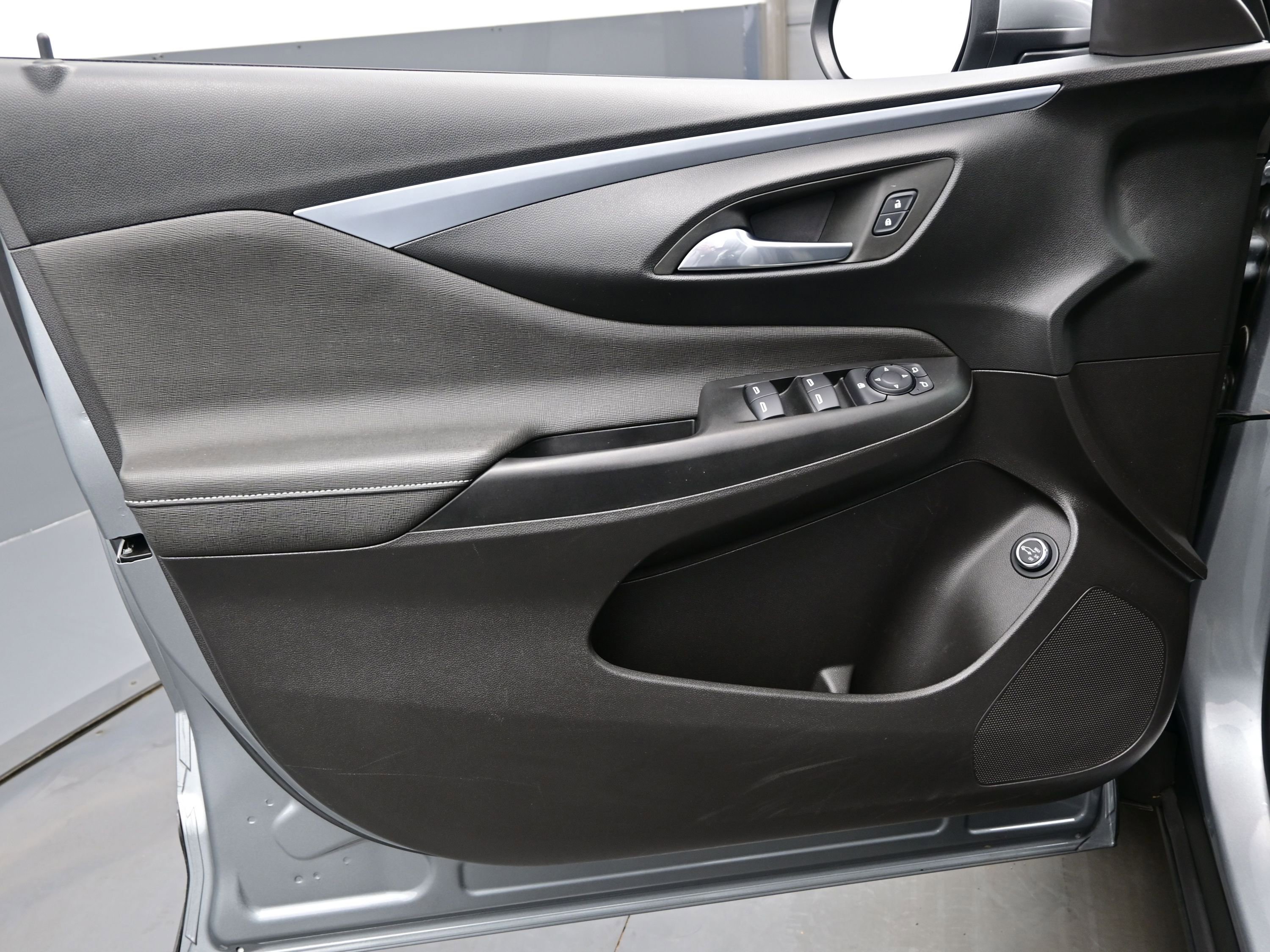 Used 2025 Buick Envista Preferred w/ Convenience II Package image 9
