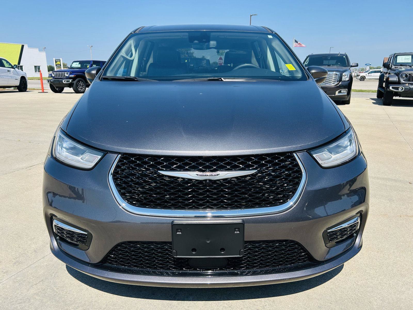 Used 2023 Chrysler Pacifica Touring-L FWD image 34