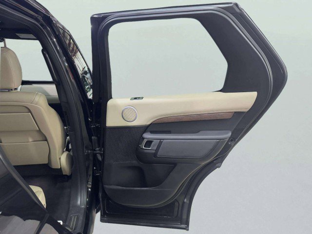 Used 2017 Land Rover Discovery HSE image 41