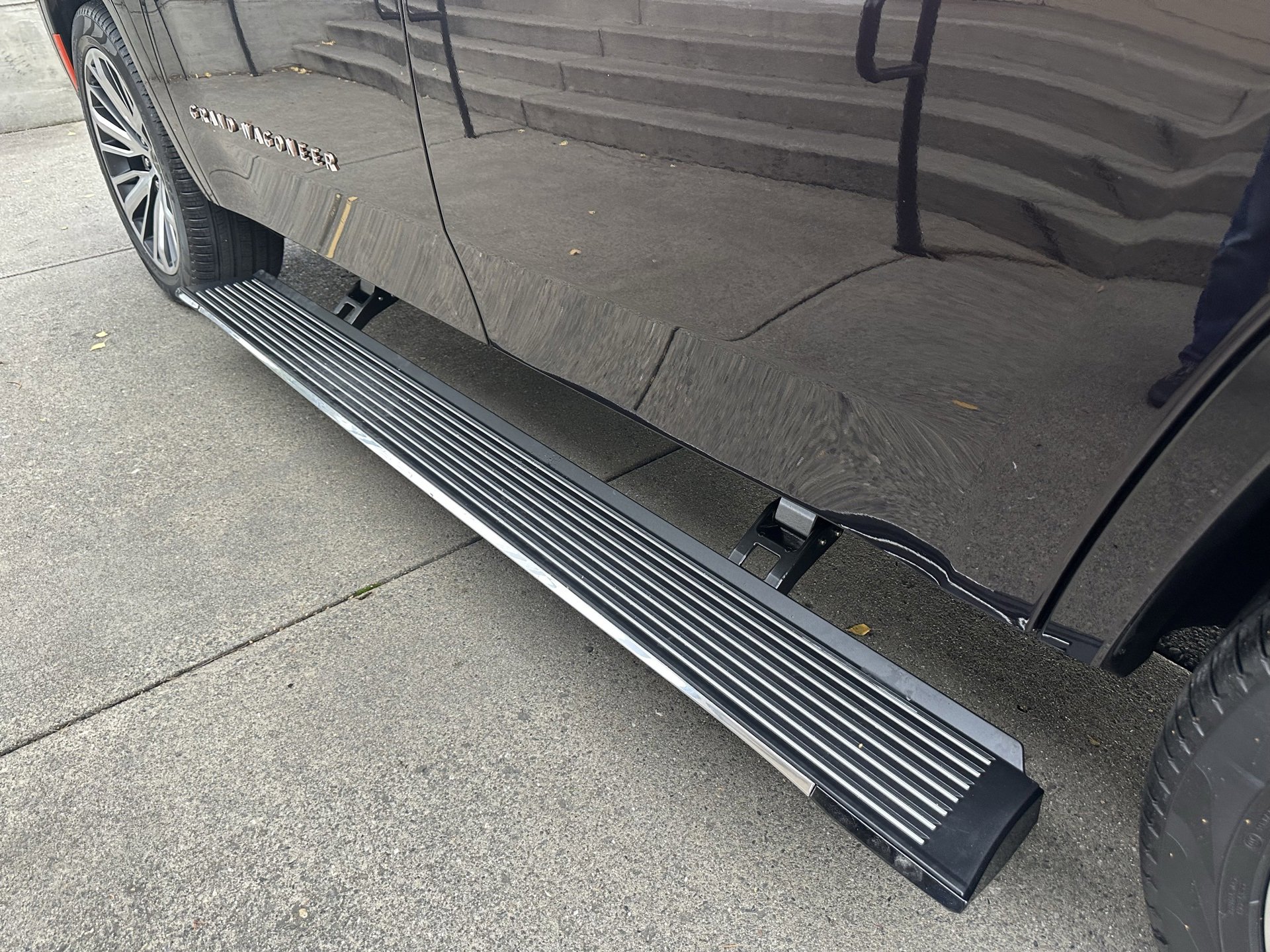 Used 2023 Jeep Grand Wagoneer Series III w/ Rear-Seat Entertainment Group image 42