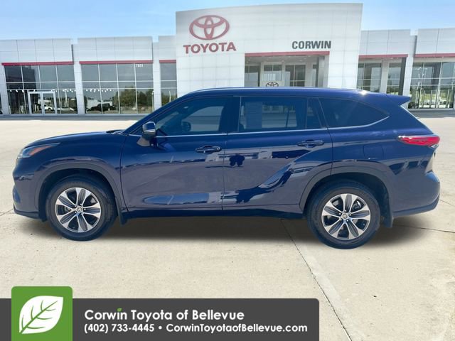 Used 2021 Toyota Highlander XLE AWD/4WD image 2