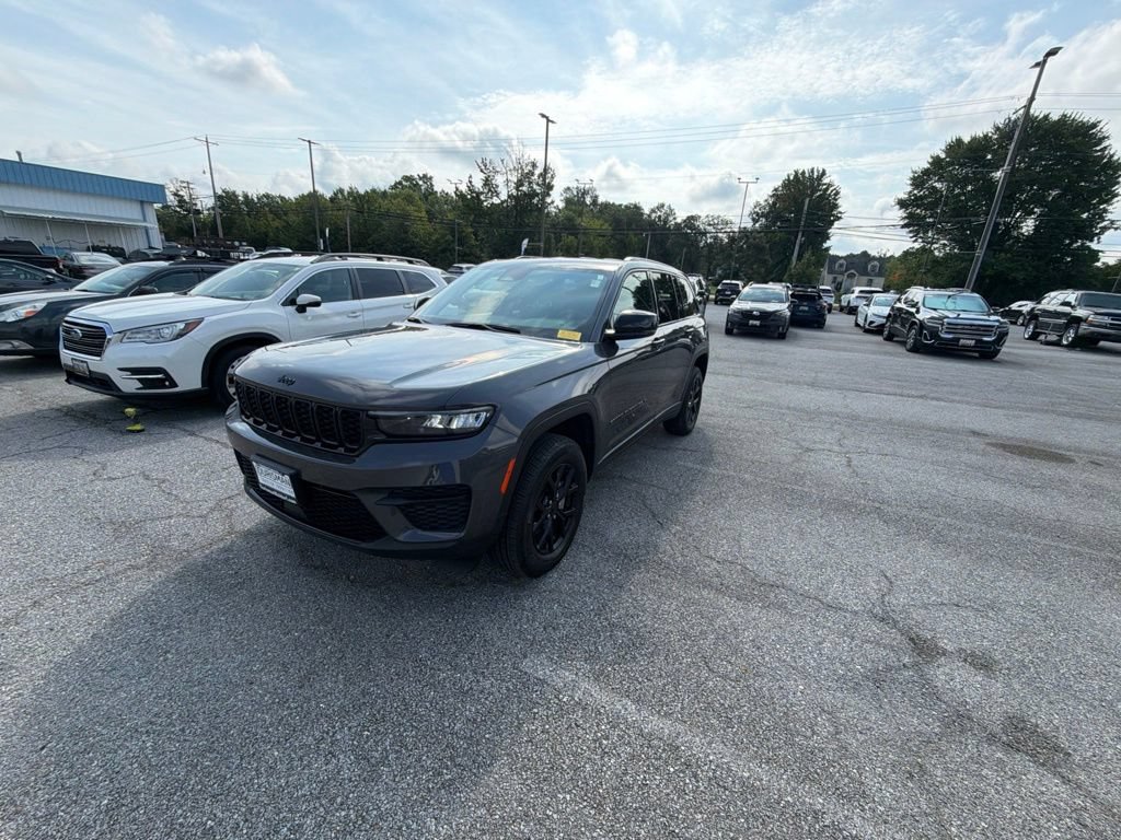 Used 2024 Jeep Grand Cherokee Laredo AWD/4WD image 17