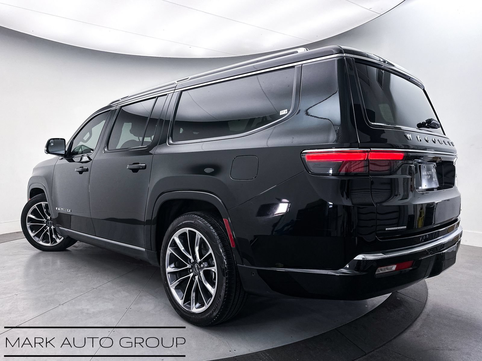 Used 2023 Jeep Wagoneer L Series III w/ Premium Group I AWD/4WD image 2