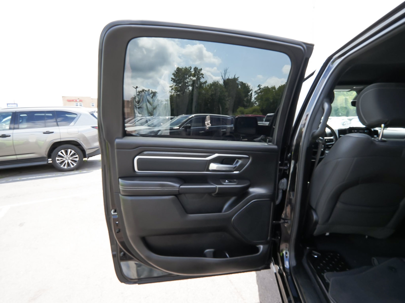 Used 2025 RAM 1500 Big Horn AWD/4WD image 13