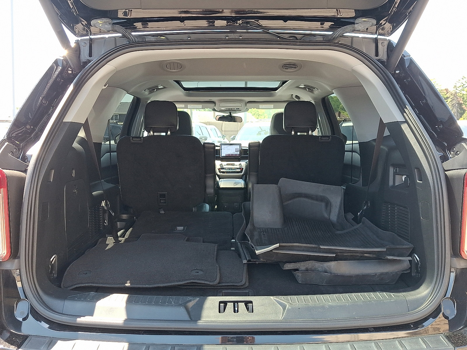 Used 2023 Ford Explorer XLT w/ Equipment Group 202A AWD/4WD image 28