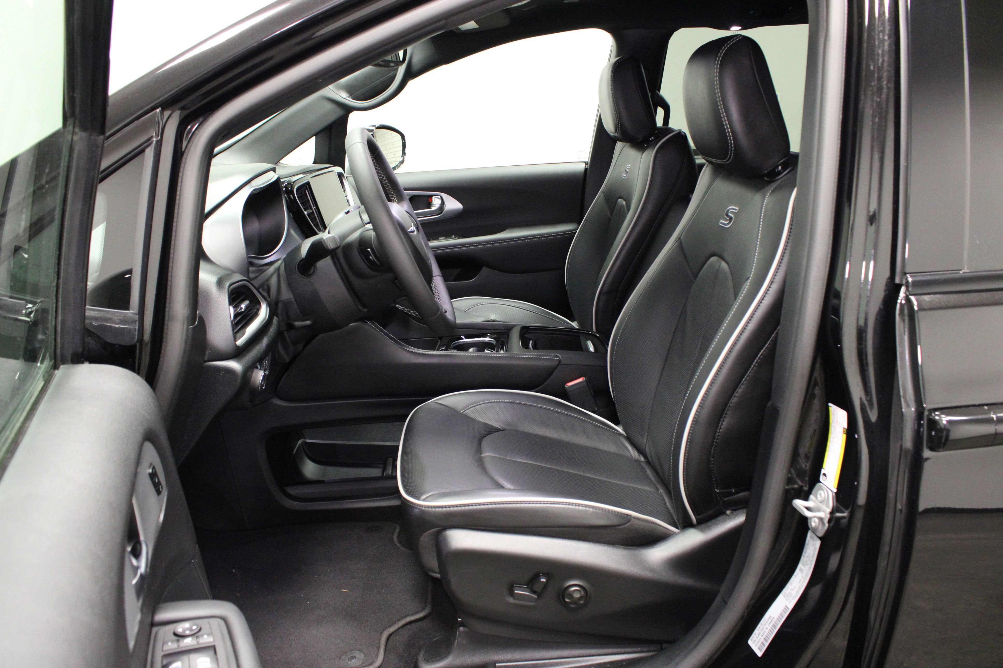 Used 2026 Chrysler Pacifica Limited w/ S Appearance Package FWD image 18