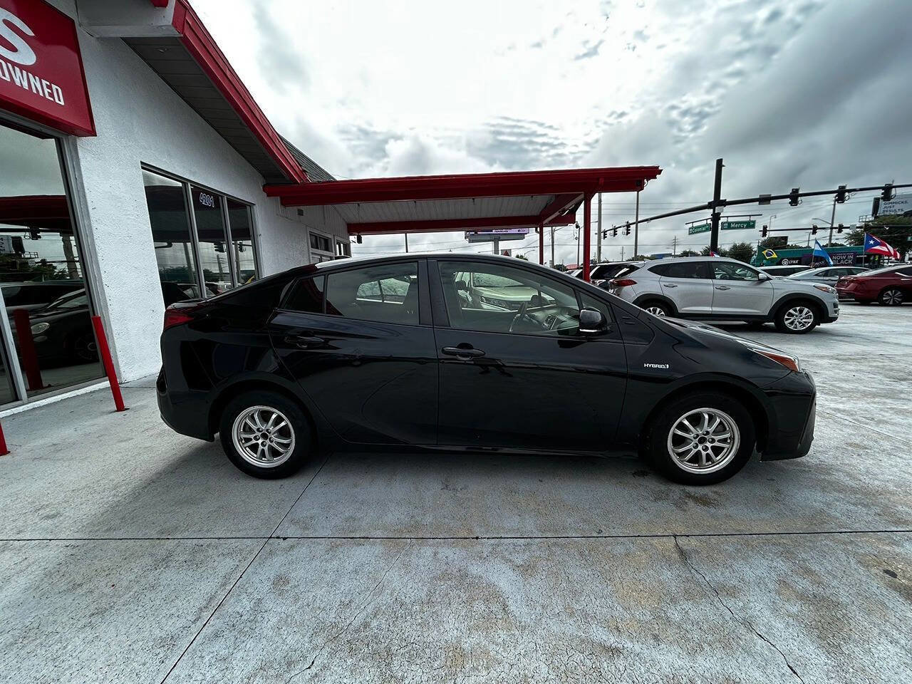 Used 2020 Toyota Prius LE FWD image 4
