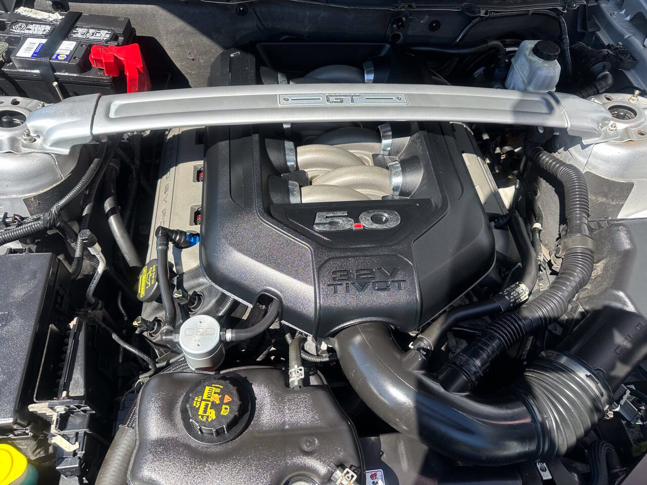 Used 2012 Ford Mustang GT Premium w/ HID Headlamps & Security Pkg RWD image 17