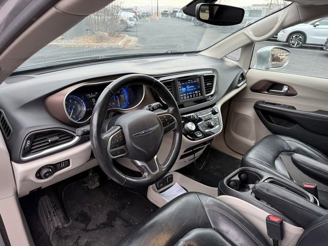 Used 2019 Chrysler Pacifica Touring-L image 7