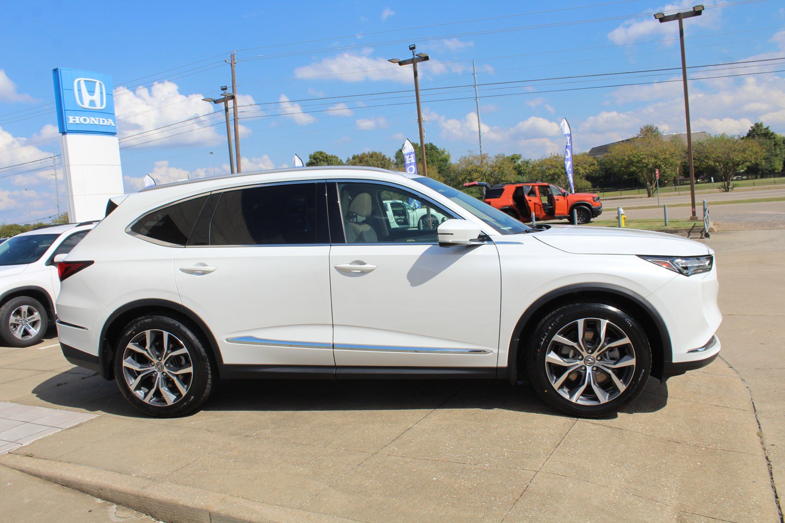 Used 2022 Acura MDX w/ Technology Package FWD image 4