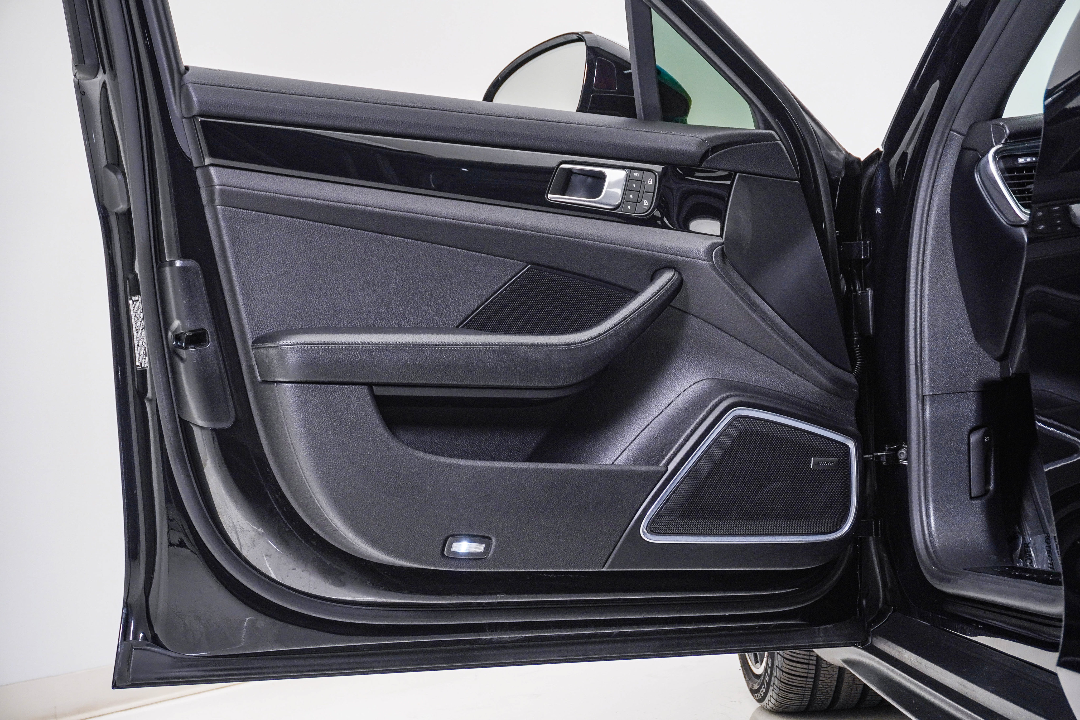 Certified 2023 Porsche Panamera image 26