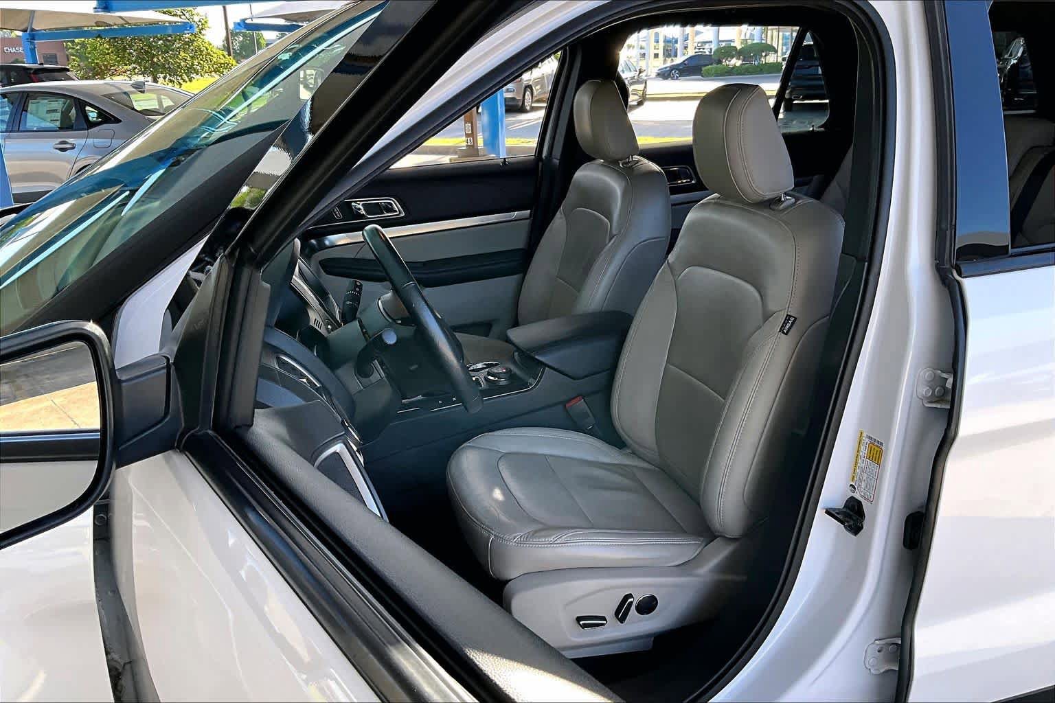 Used 2018 Ford Explorer XLT w/ Equipment Group 202A AWD/4WD image 8