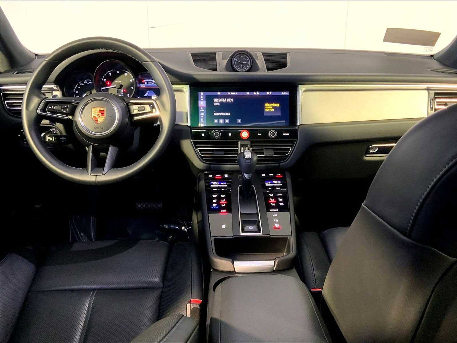 Certified 2025 Porsche Macan image 14