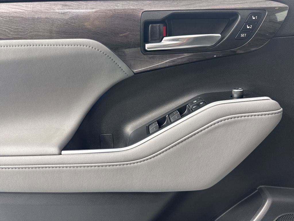 Used 2021 Toyota Highlander Limited image 13