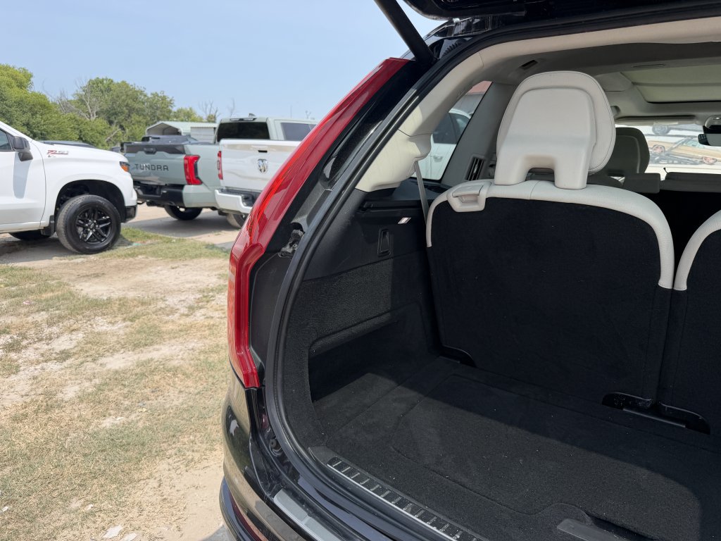 Used 2021 Volvo XC90 T6 Momentum w/ Climate Package AWD/4WD image 4