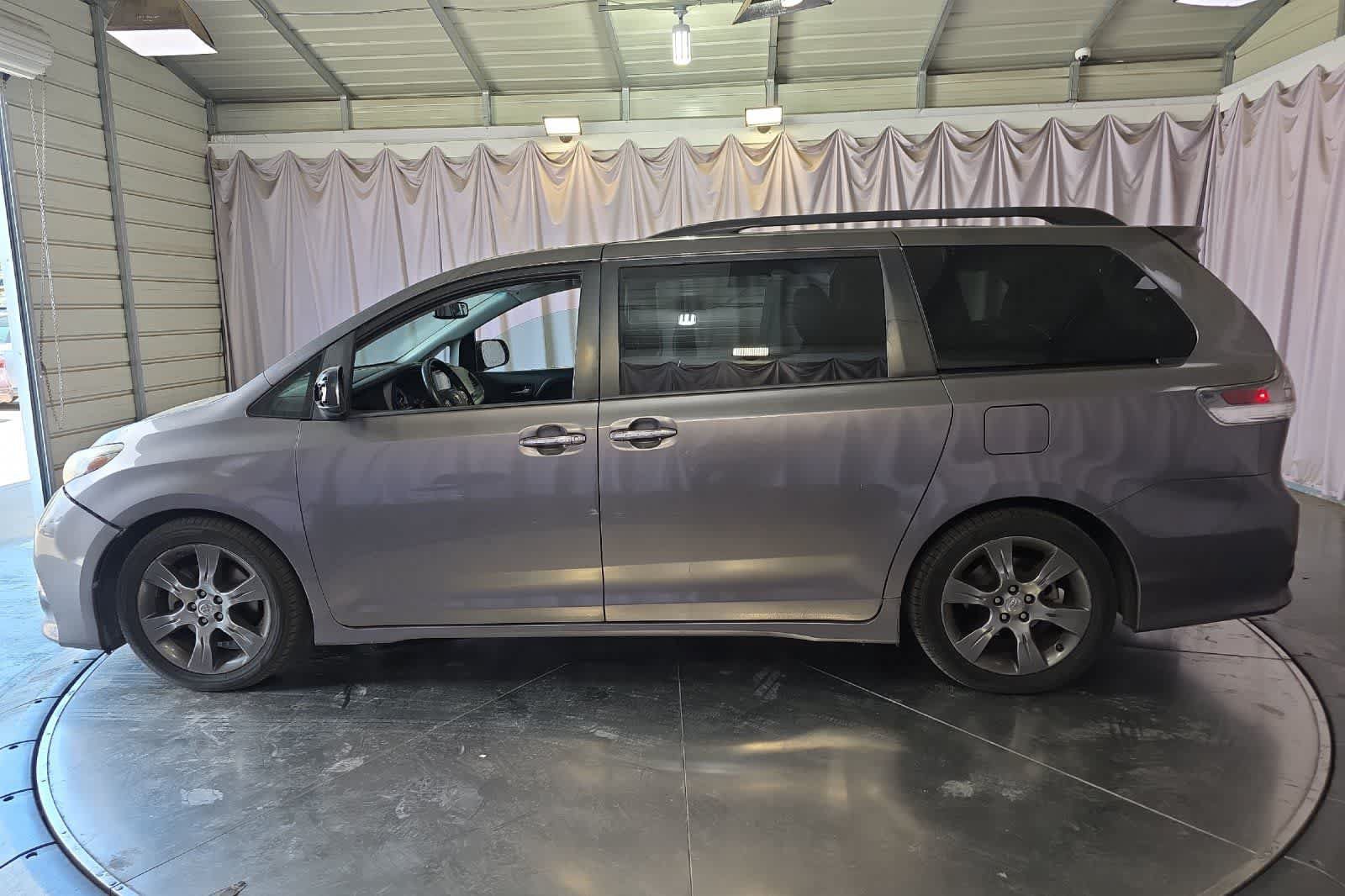 Used 2015 Toyota Sienna SE w/ SE Preferred Package FWD image 6