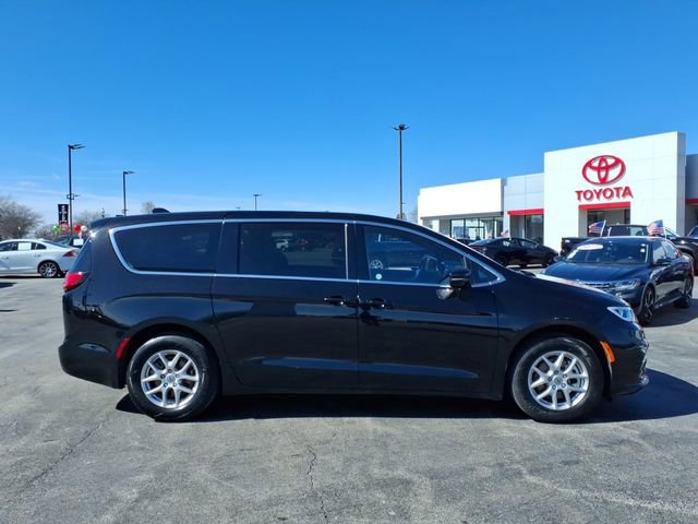 Used 2025 Chrysler Pacifica Select image 2