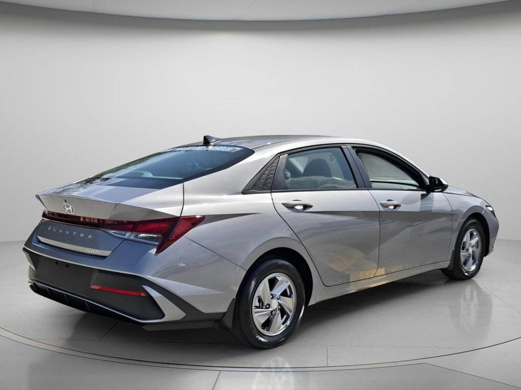 Certified 2026 Hyundai Elantra SE w/ Cargo Package FWD image 7