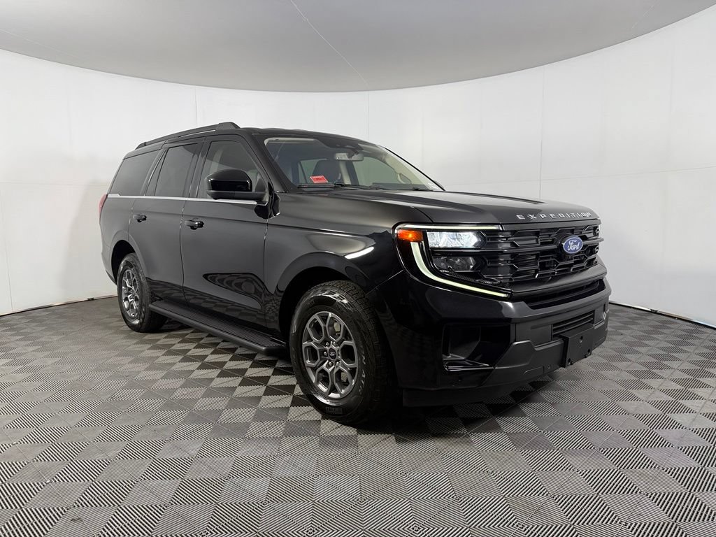 Used 2025 Ford Expedition Active AWD/4WD image 2