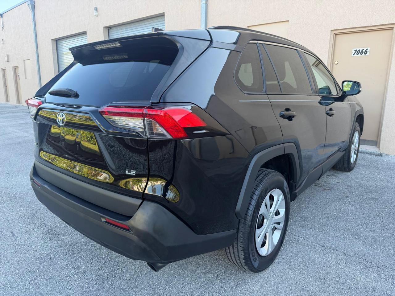 Used 2020 Toyota RAV4 LE FWD image 7