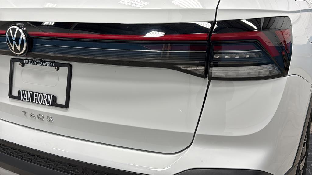 Used 2025 Volkswagen Taos SE w/ Panoramic Sunroof Package image 36
