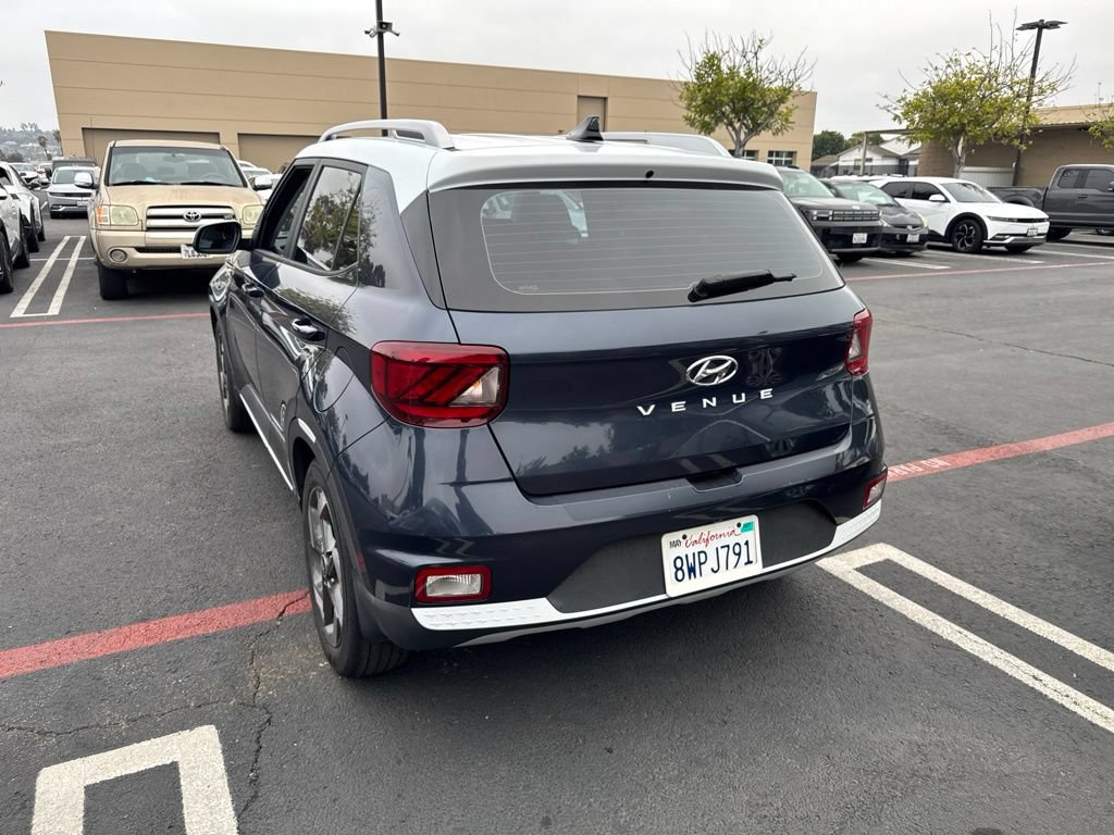 Certified 2021 Hyundai Venue FWD image 3