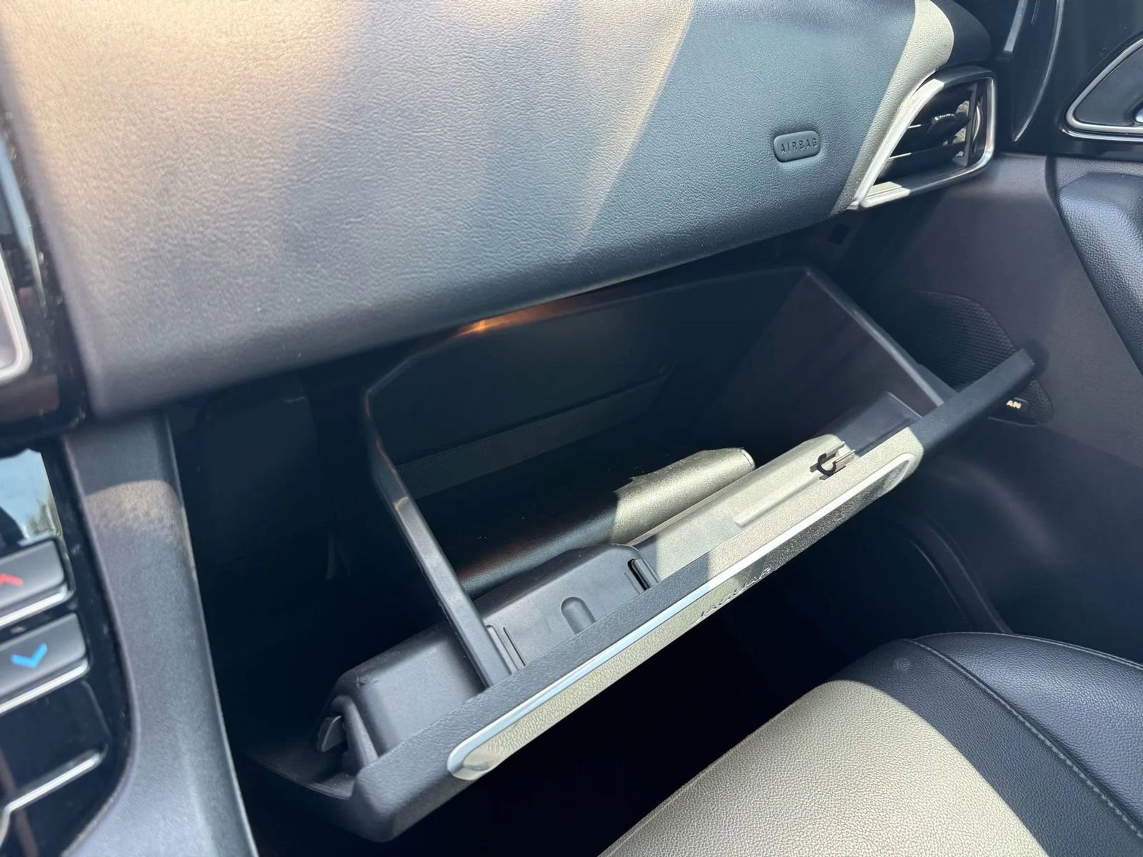 Used 2020 Jaguar F-PACE Premium image 26