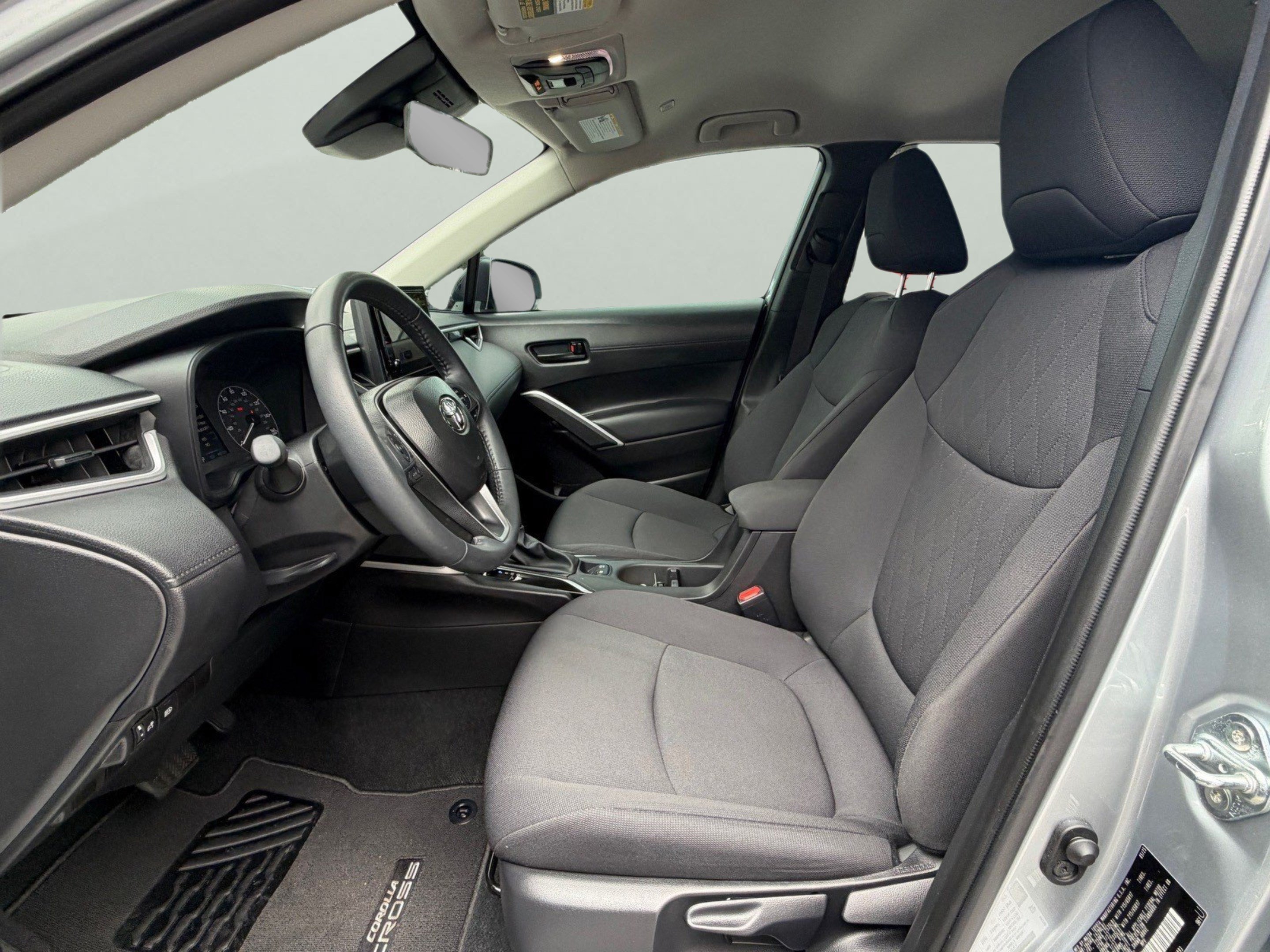 Used 2025 Toyota Corolla Cross LE FWD image 9