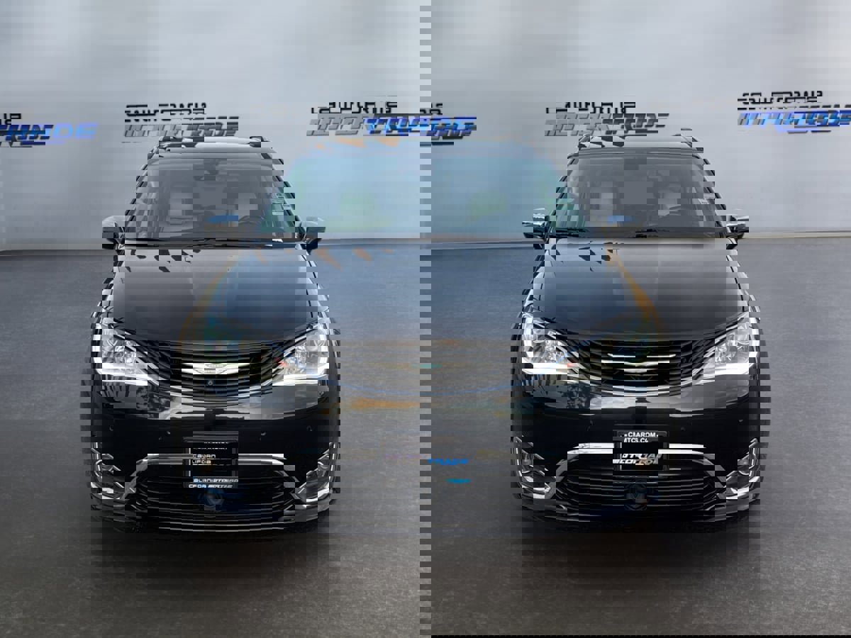 Used 2017 Chrysler Pacifica Platinum image 2