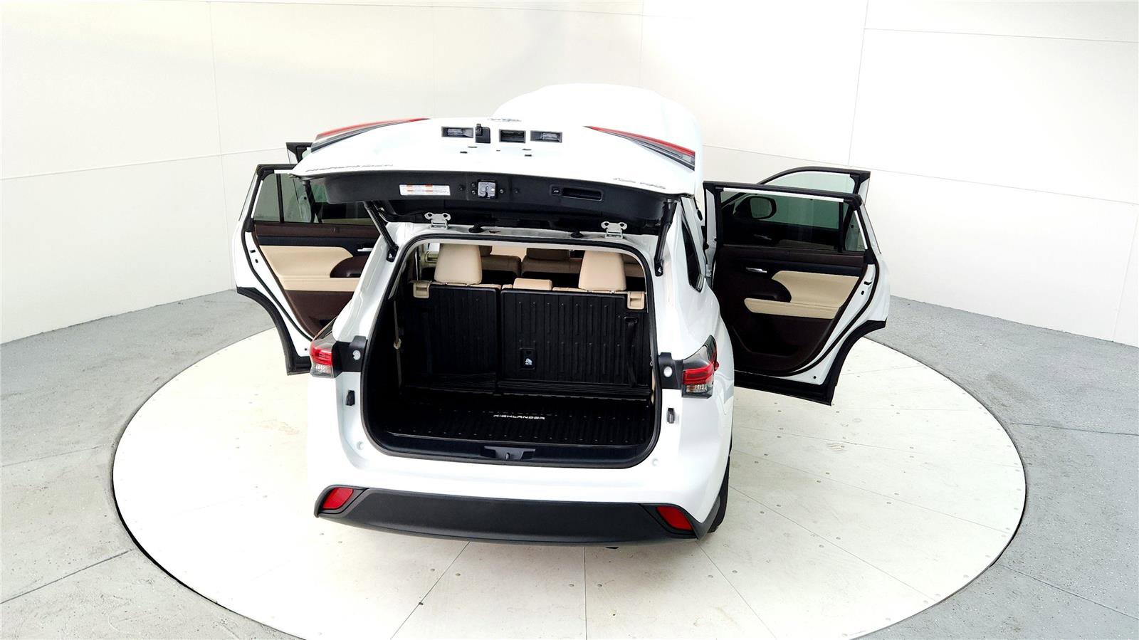 Used 2022 Toyota Highlander XLE image 19