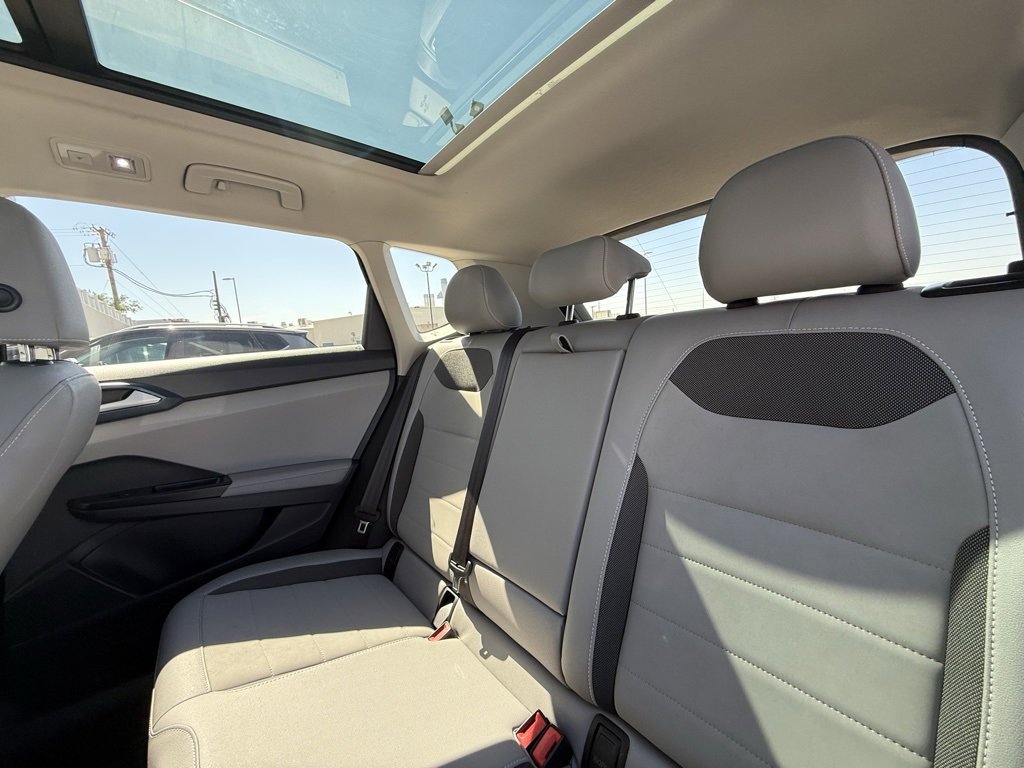 Certified 2024 Volkswagen Taos SE image 7