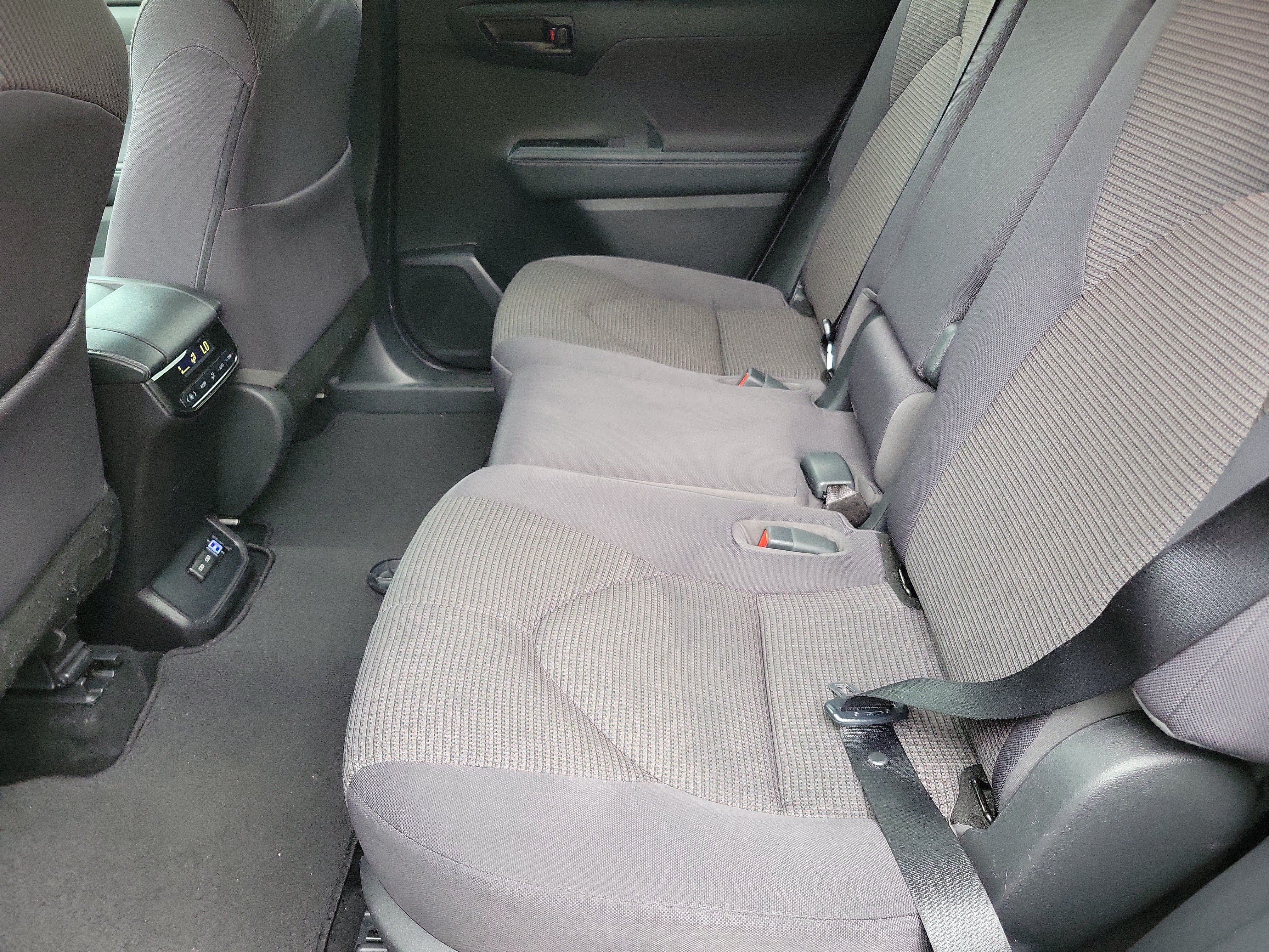 Used 2022 Toyota Highlander L FWD image 6