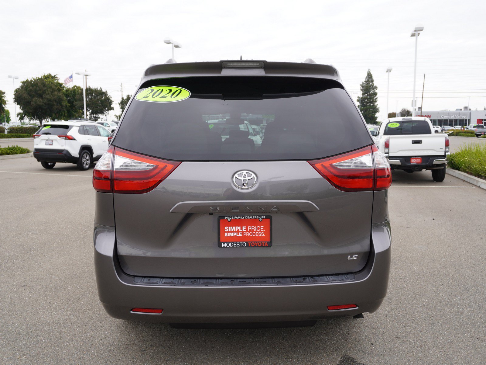 Used 2020 Toyota Sienna LE w/ Carpet Mat Package FWD image 9