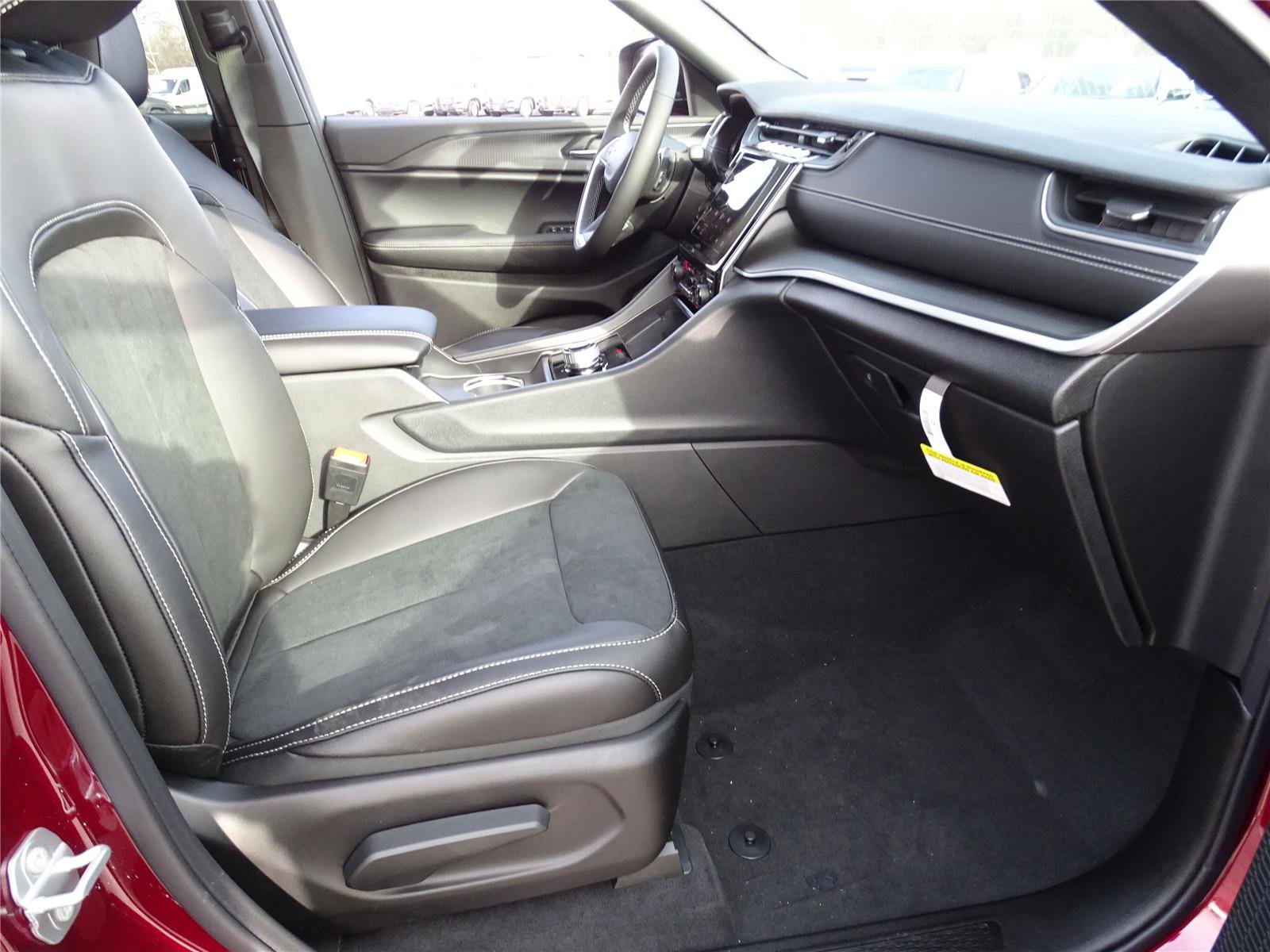 Used 2025 Jeep Grand Cherokee L Altitude image 7