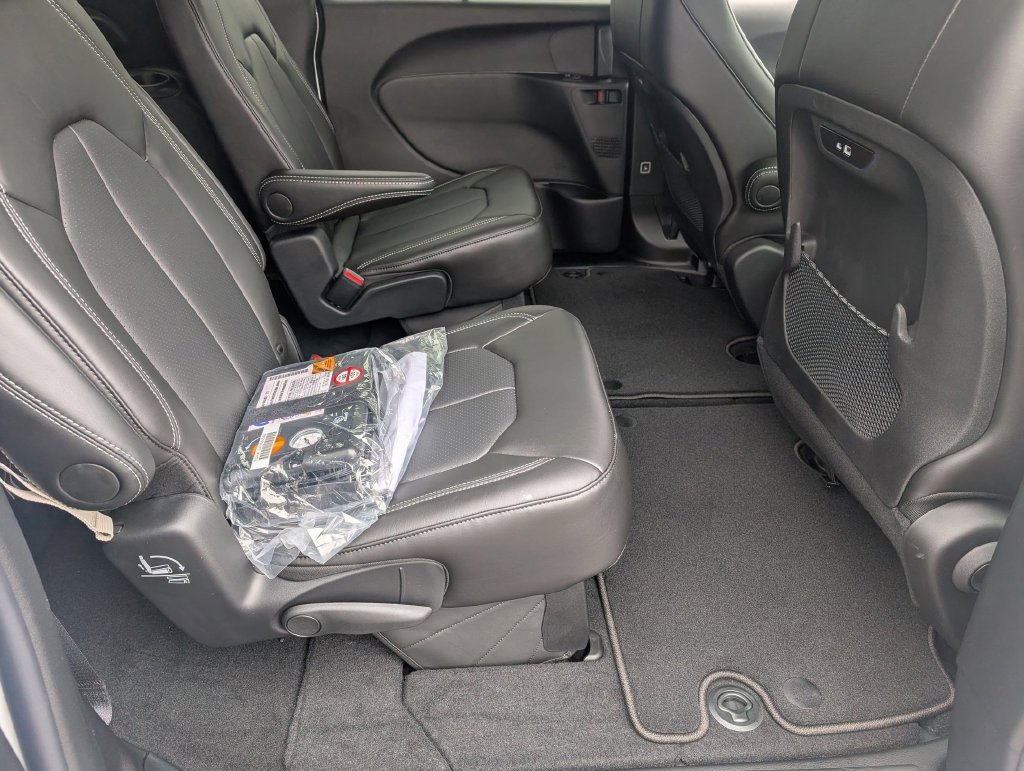 New 2027 Chrysler Pacifica Select FWD image 28