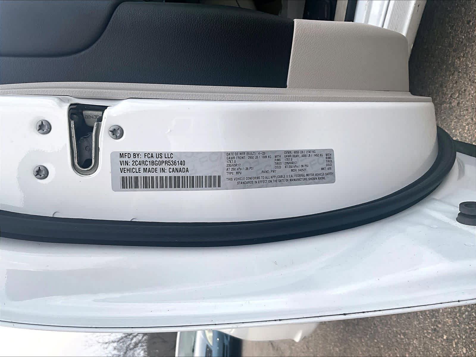 Used 2023 Chrysler Pacifica Touring-L FWD image 6