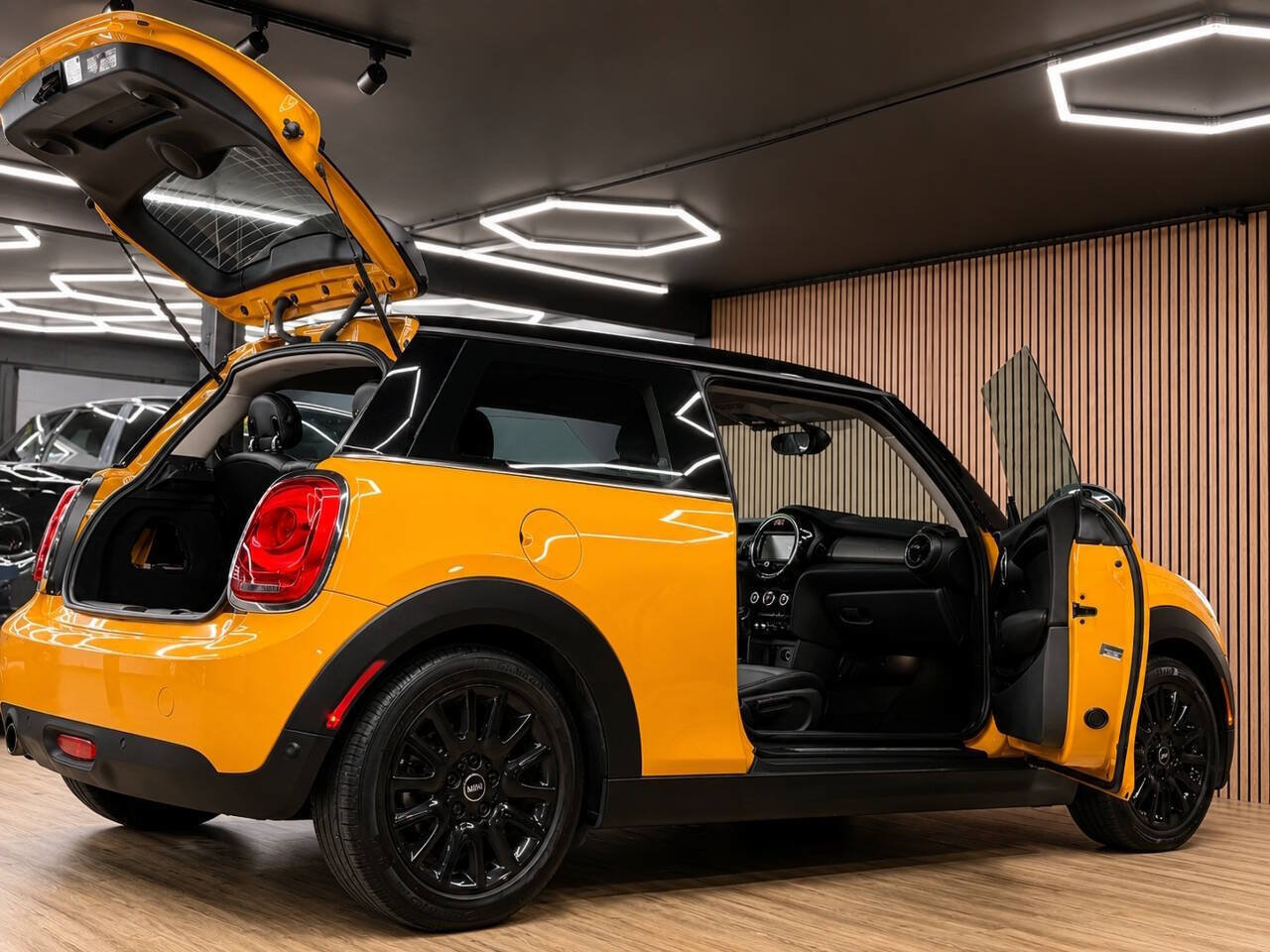 Used 2018 MINI Cooper 2-Door Hardtop FWD image 18