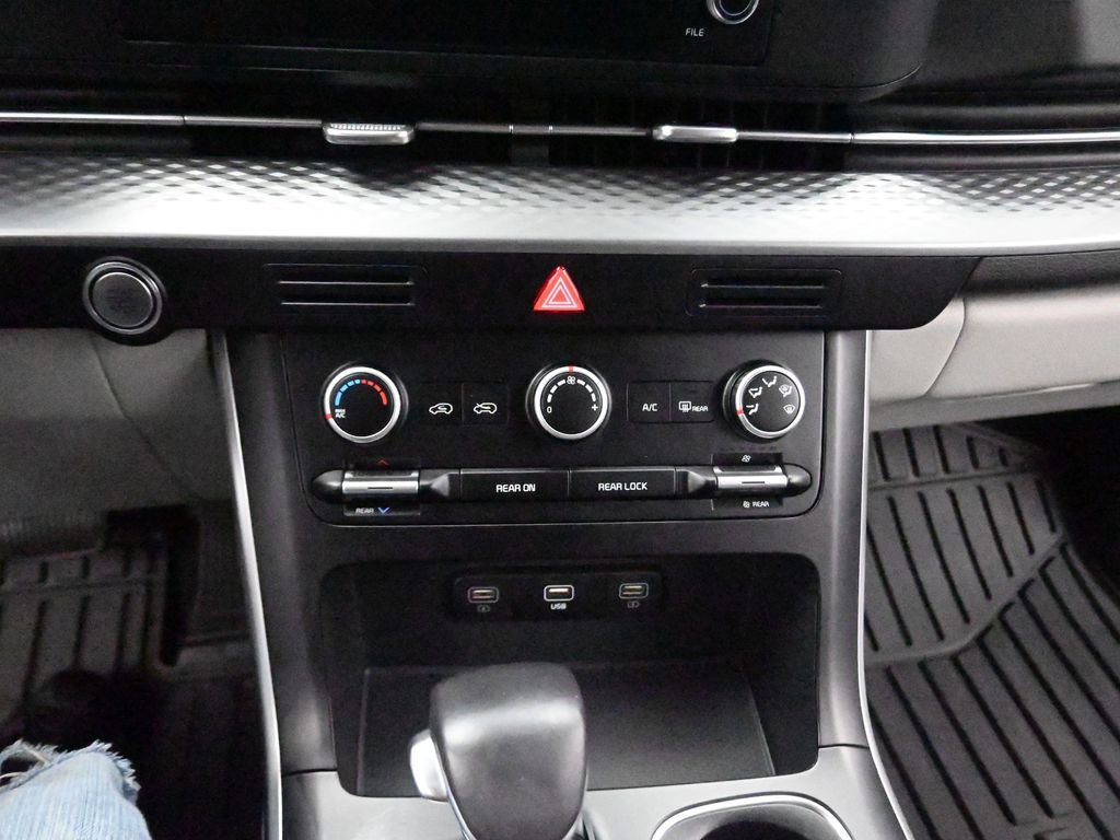Used 2024 Kia Carnival LX image 13