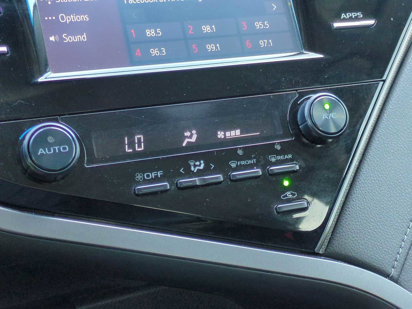 Used 2019 Toyota Camry SE FWD image 16