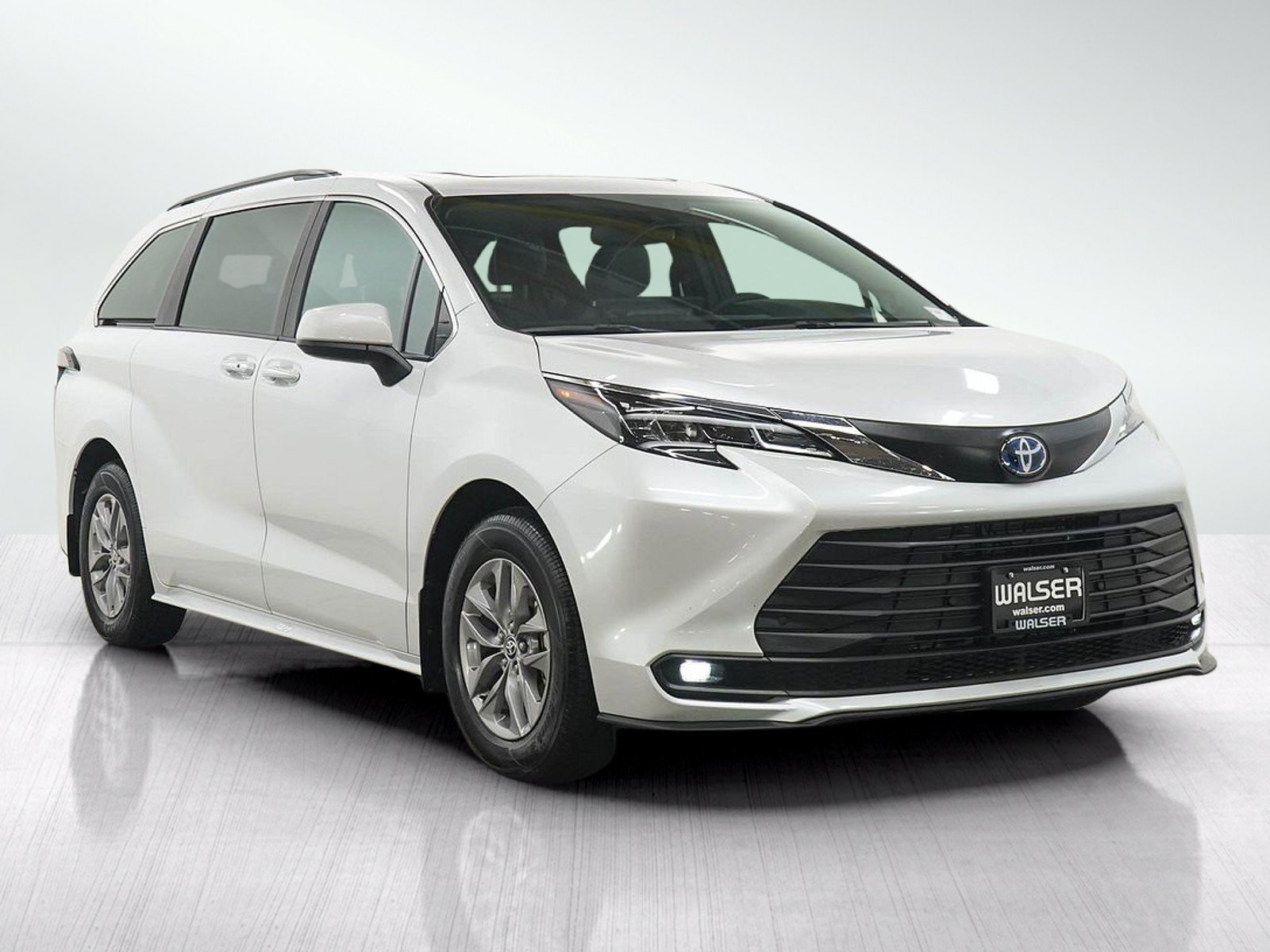 Used 2025 Toyota Sienna XLE w/ XLE Plus Package AWD/4WD image 7