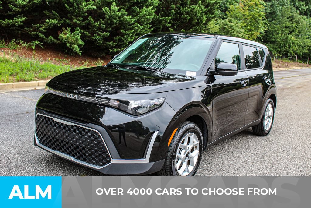 Used 2025 Kia Soul LX w/ LX Technology Package FWD image 3