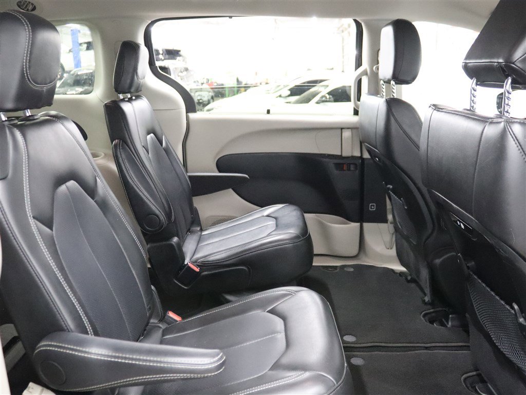 Used 2024 Chrysler Pacifica Touring-L FWD image 17