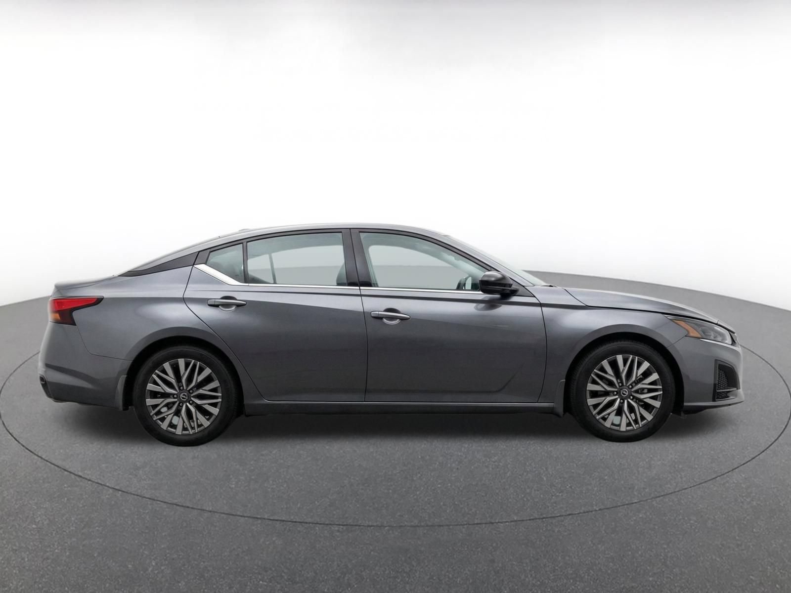 Used 2025 Nissan Altima 2.5 SV FWD image 11