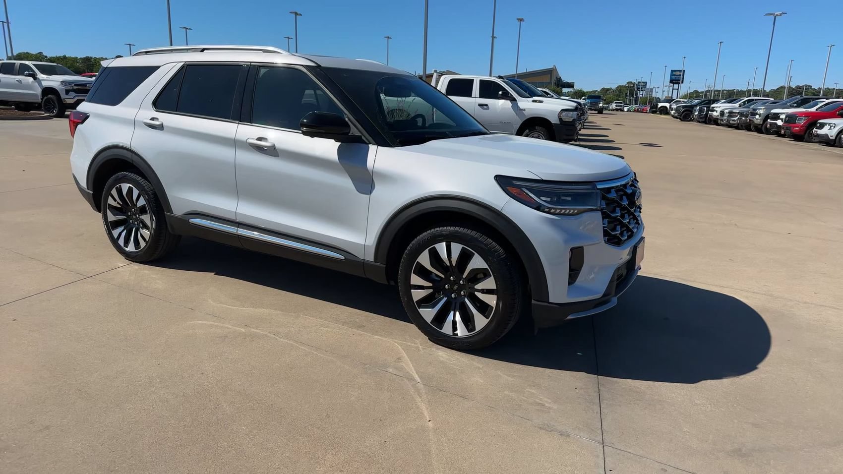 Used 2025 Ford Explorer Platinum w/ LUX Leather Package AWD/4WD image 3