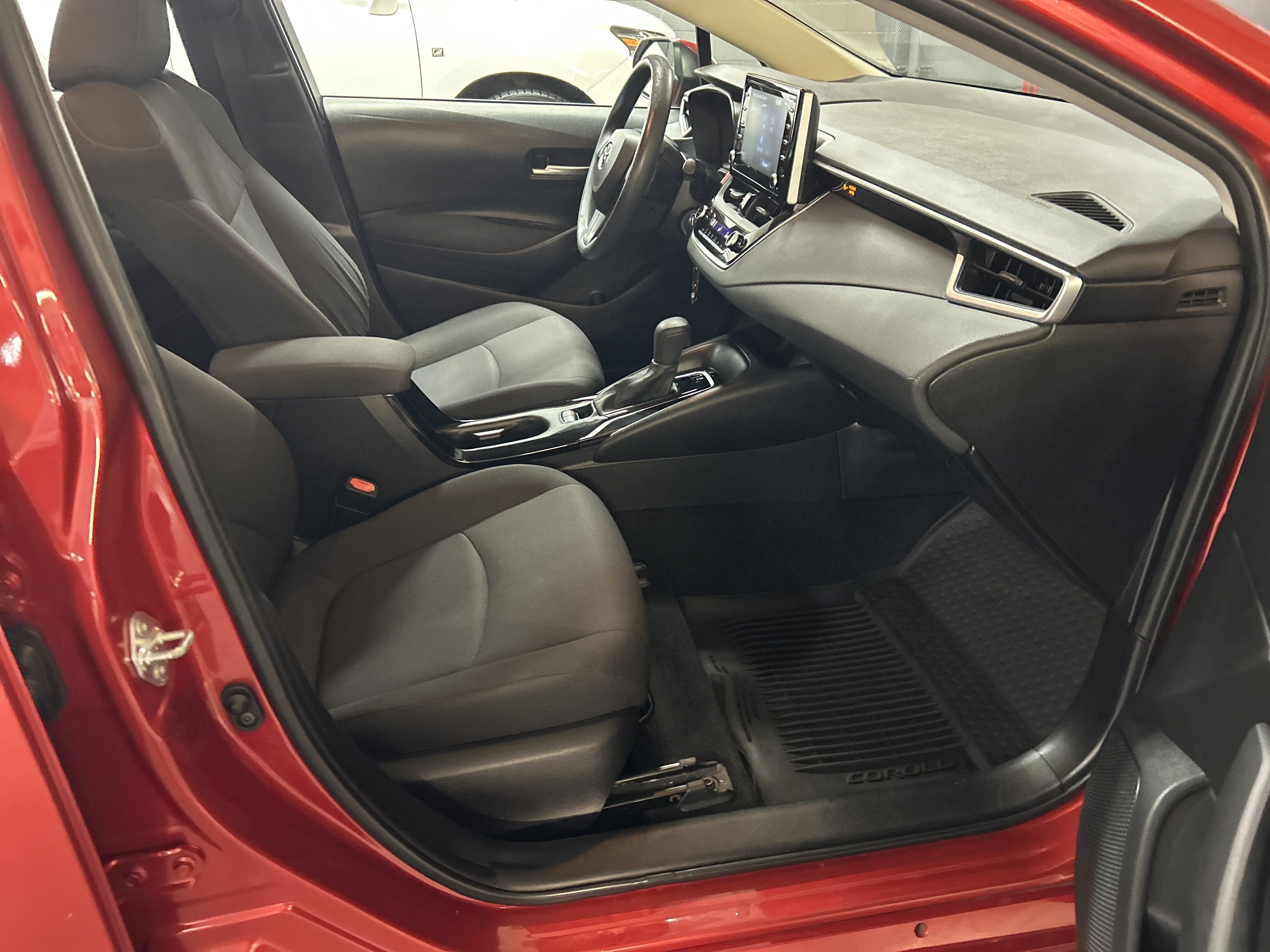 Used 2020 Toyota Corolla LE FWD image 31