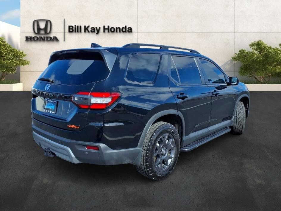 Used 2025 Honda Pilot TrailSport image 3