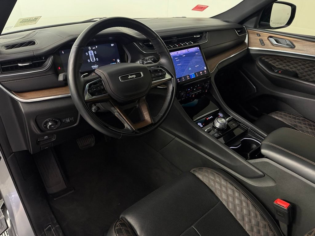 Used 2025 Jeep Grand Cherokee Summit w/ Obsidian Package AWD/4WD image 14