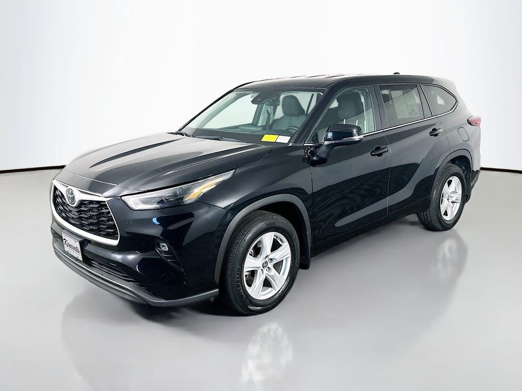 Used 2024 Toyota Highlander LE image 3